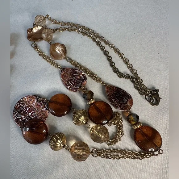 Group of 5 neutral tone beige and brown necklaces - Picture 4 of 7